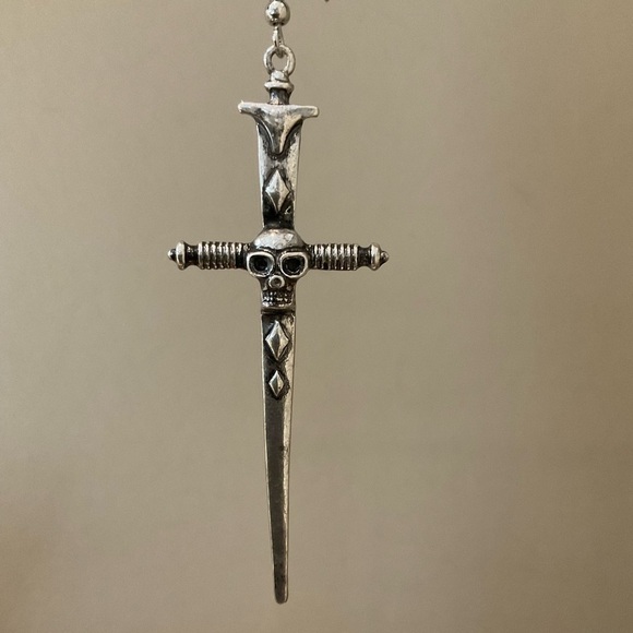 Unisex Silver Tone Goth Punk Skull & Dagger Dangle Earring - Picture 1 of 8